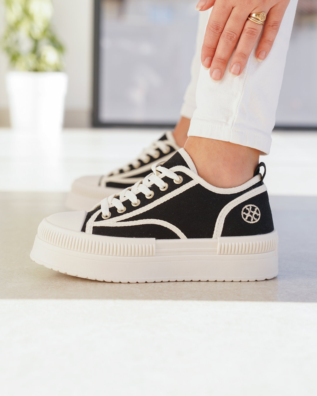 Basket femme compensée noire à lacets - Odette - Casualmode.fr