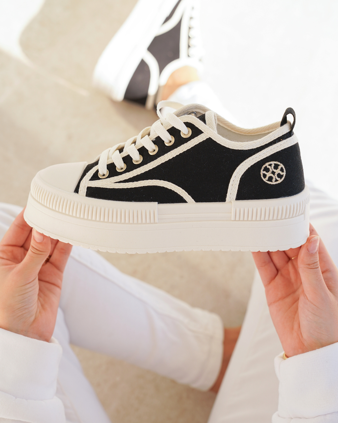 Basket femme compensée noire à lacets - Odette - Casualmode.fr