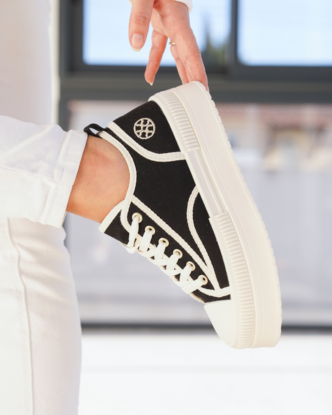Basket femme compensée noire à lacets - Odette - Casualmode.fr
