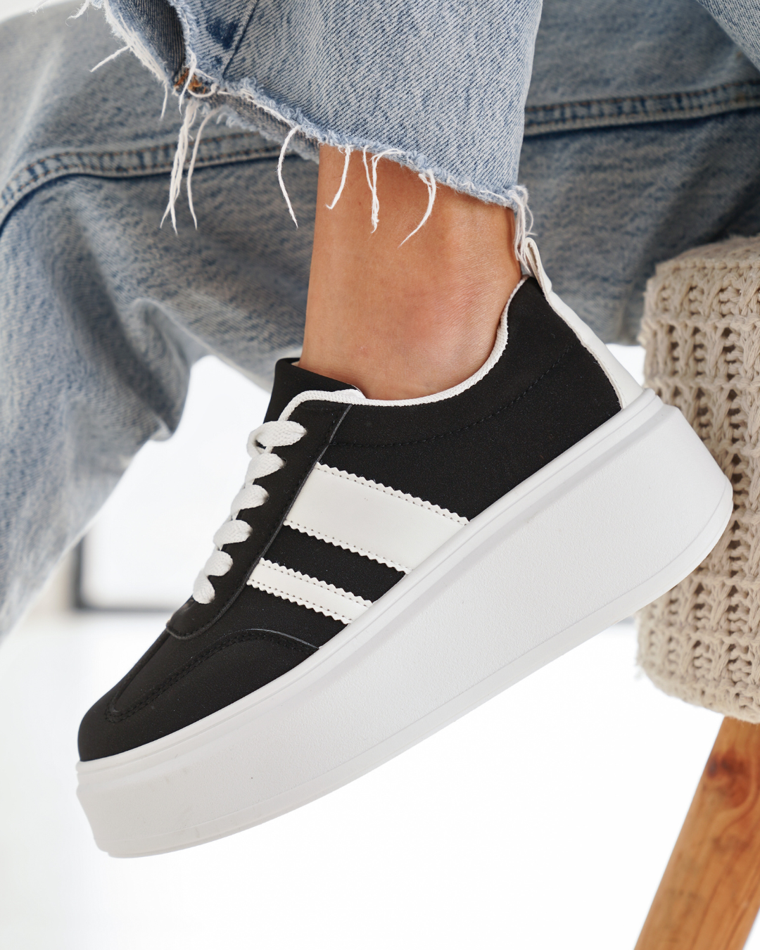 Basket femme compensée noire à lacets - Mareva - Casualmode.fr