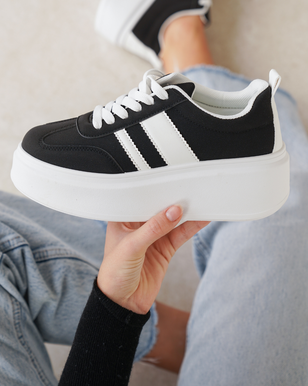 Basket femme compensée noire à lacets - Mareva - Casualmode.fr