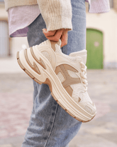 Basket femme compensée taupe à lacets - Arya - Casualmode.fr