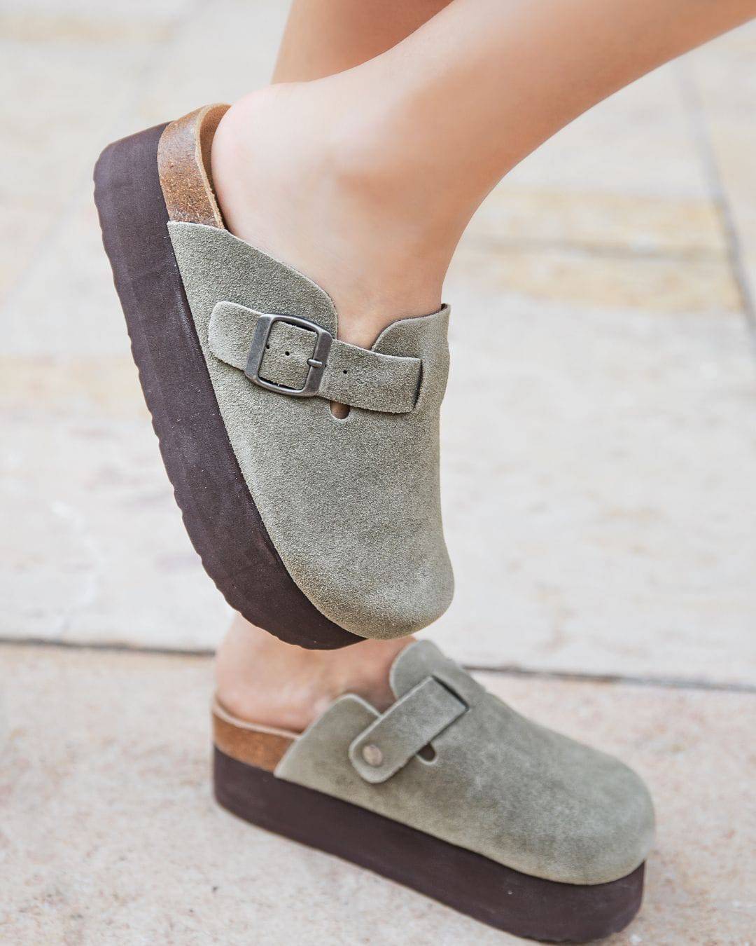 Sabots femme en CUIR kaki avec boucle - Clara - Casualmode.fr