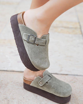 Sabots femme en CUIR kaki avec boucle - Clara - Casualmode.fr