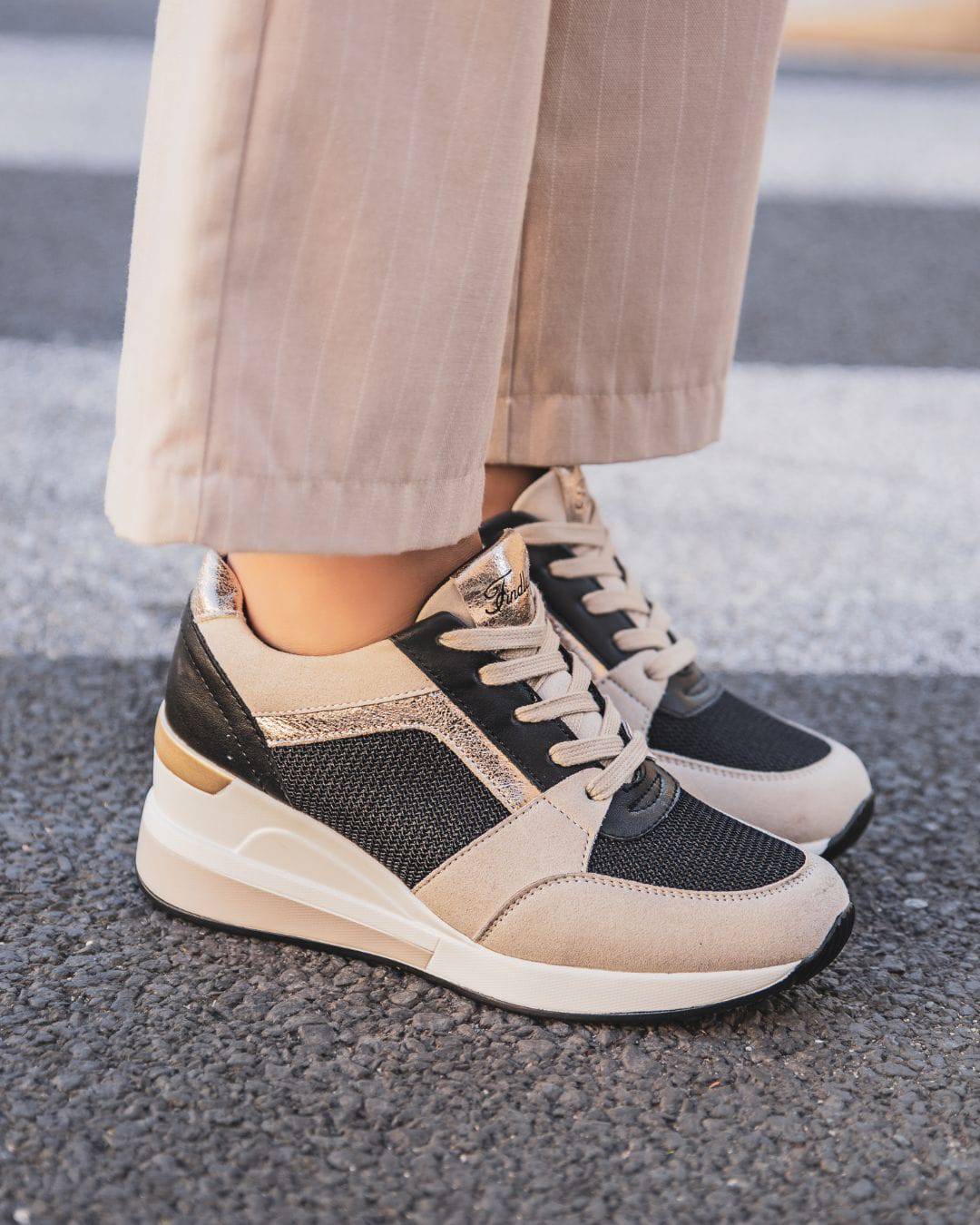 Basket femme compensée noire à lacets - Caylee - Casualmode.fr