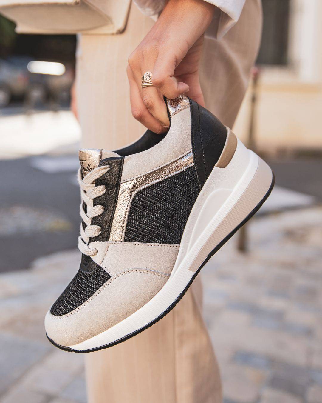 Basket femme compensée noire à lacets - Caylee - Casualmode.fr
