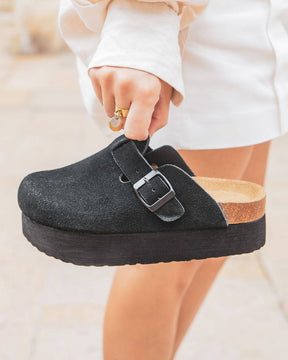 Sabots femme en CUIR noir avec boucle - Clara - Casualmode.fr