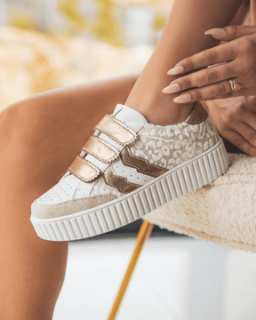 Basket femme dorée léopard et blanche à scratch - CL60 GOLD - Casualmode.fr