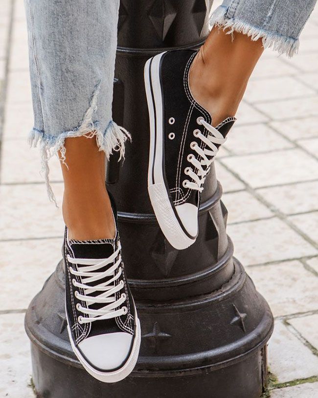 Basket femme en toile noire à lacets - Sandra - Casualmode.fr